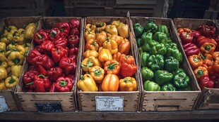 多彩甜椒陈列于木筐中