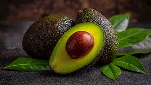 新鲜牛油果 带叶切开展示