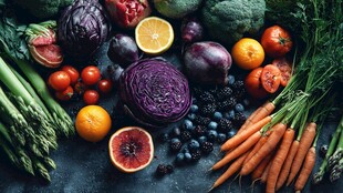 多彩新鲜蔬菜与水果陈列