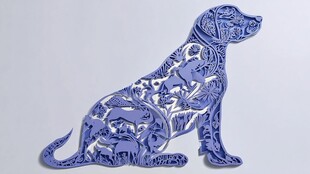 蓝色剪纸风坐姿狗狗图案