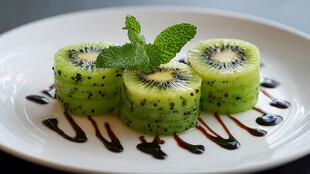 奇异果摆盘配薄荷与酱汁