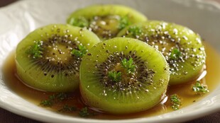 奇异果切片配酱汁摆盘