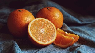 新鲜橙子特写与切片展示