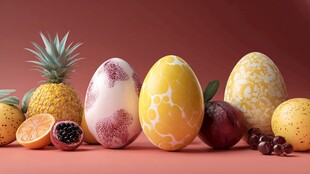 多彩蛋与水果的创意组合