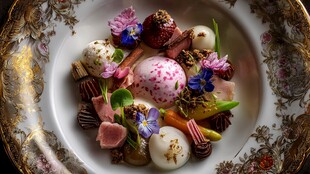 精致摆盘的多彩创意甜点