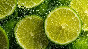 青柠切片在气泡中的清新画面