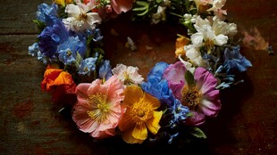 多彩鲜花编织的美丽花环