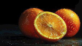 新鲜带水珠的多汁橙子