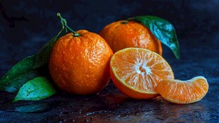 新鲜多汁的橘子及其切片