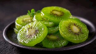 黑盘上的鲜切猕猴桃片