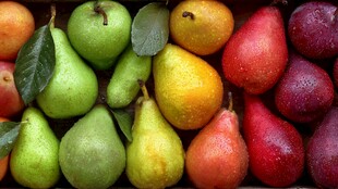 多彩梨子堆叠的视觉盛宴