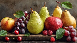 多彩鲜果摆于古朴木桌上