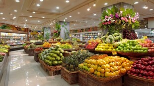 超市内琳琅满目的新鲜水果