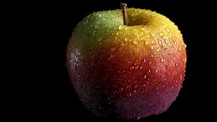 带水珠的多彩新鲜苹果