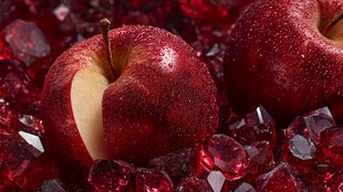 红苹果与红色水晶的诱人组合