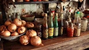 厨房台面上的调料与洋葱