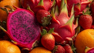 多彩鲜果堆叠的诱人瞬间