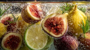 无花果柠檬泡于气泡水中