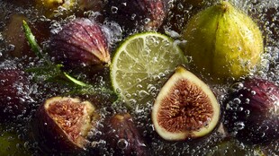 无花果与青柠在水中的瞬间