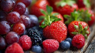 多彩浆果摆于古朴木面