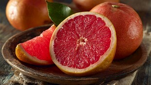 新鲜红西柚切片诱人展示