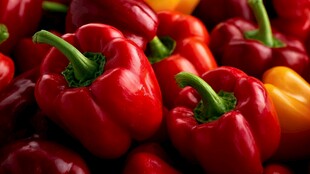 鲜艳彩椒堆叠的诱人画面