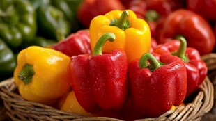 彩椒盛于篮 色泽诱人