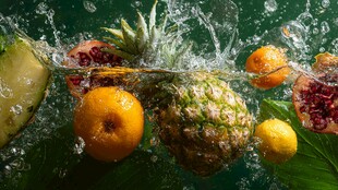 水果入水瞬间的清新画面