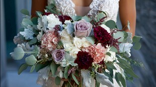 新娘手捧多彩浪漫花束