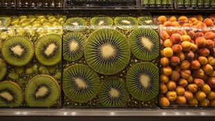 超市里摆放整齐的新鲜水果