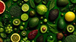 多彩绿色系新鲜水果与蔬菜