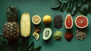 多彩鲜果与天然食材集合