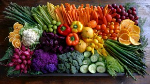 缤纷多彩的新鲜果蔬拼盘