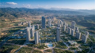 城市建筑群与远山景观