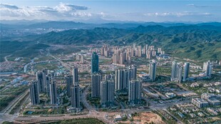 城市高楼与远山壮丽景观