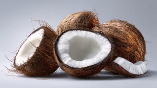 新鲜椰子及切开的椰肉展示