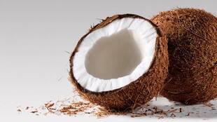 切开的新鲜椰子及椰肉