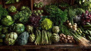 多样新鲜蔬菜摆满木桌