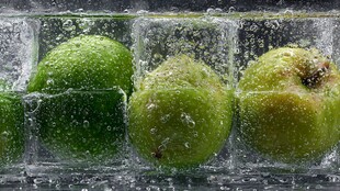 青苹果被封于冰块之中