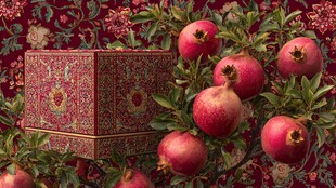 石榴与华丽锦盒的精美组合