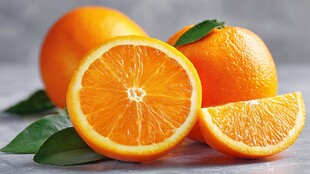 新鲜多汁的橙子及其切片