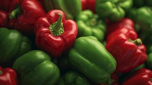 红绿彩椒堆叠的视觉盛宴