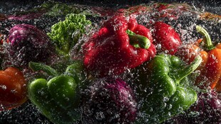 彩椒等蔬菜入水瞬间画面