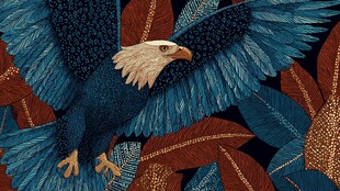 展翅雄鹰于繁茂叶间翱翔