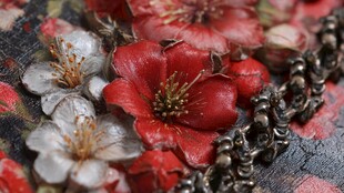 手工刺绣花卉与金属装饰